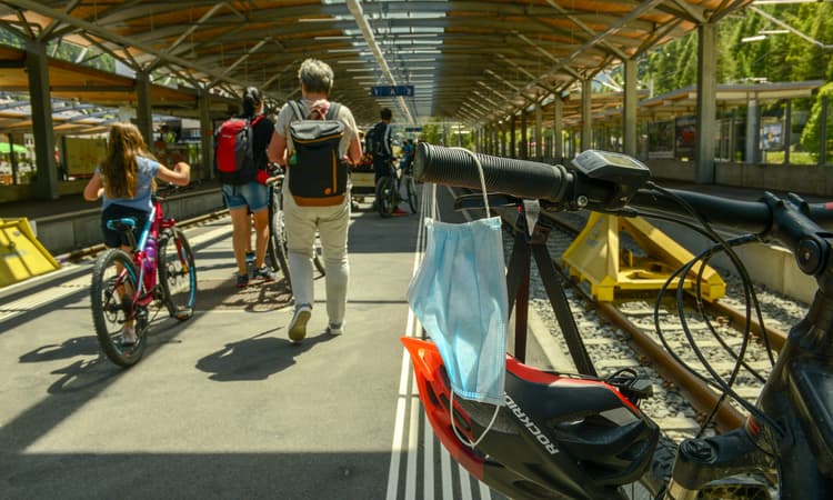 Mask mandate on Swiss public transport hotly debated as compliance slumps