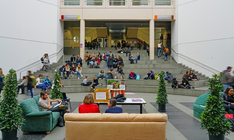 Non-EU graduates of Swiss universities to be given right to stay and work