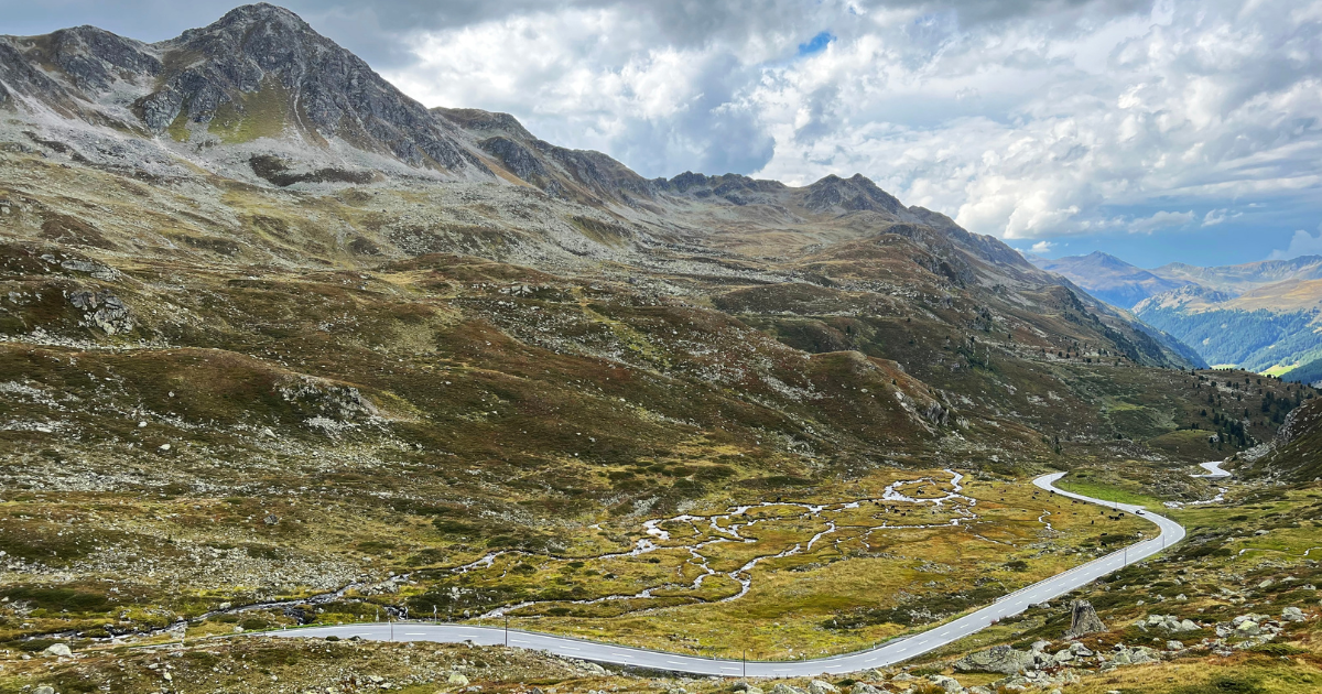 5 dead and 40 injured after Dutch tour bus overturns in Swiss Alps