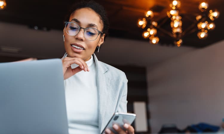 How do US expats in Switzerland know if they need to file an FBAR?