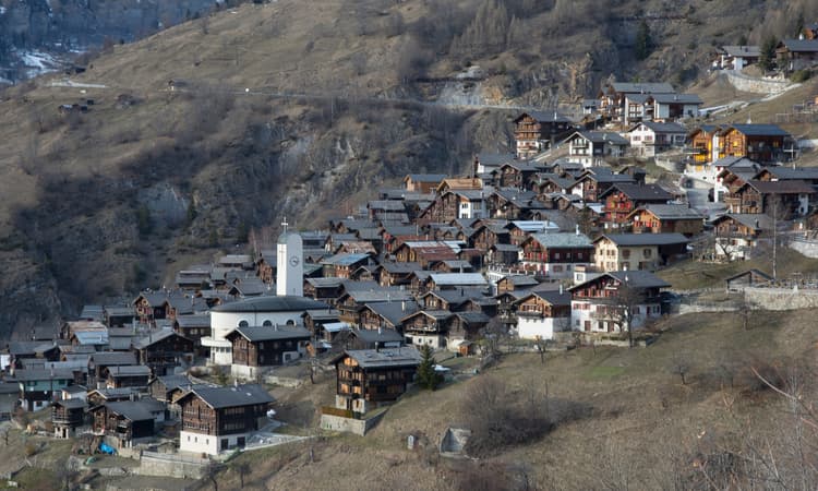 Is a Swiss town really offering expats thousands of francs to move there?