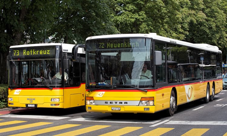 [Video] Bus in Lucerne drives along with door wide open