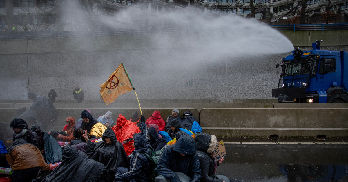 Dutch police to use coloured paint in water cannons to trace rioters