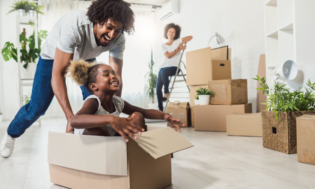 Family playing with moving boxes - Partou: How to support a child during a move