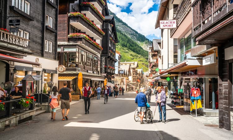 Switzerland takes new step towards Sunday shopping expansion