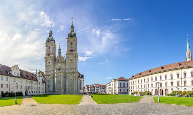 The clock is 57 seconds too fast: funniest reviews of St. Gallen  