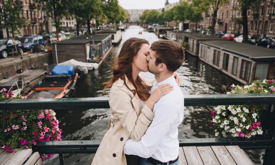 Couple in love in Amsterdam - Taalthuis 
