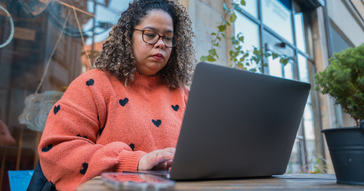 Who works longer hours in Germany, freelancers or employees?