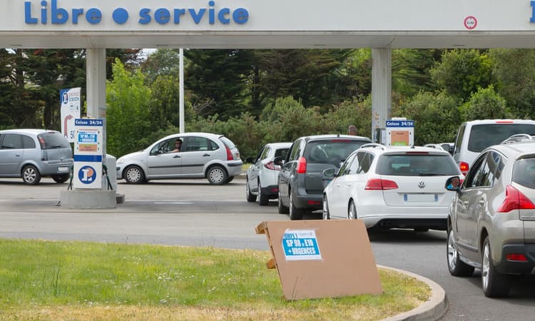 French petrol stations run dry as Swiss drivers take advantage of cheaper fuel
