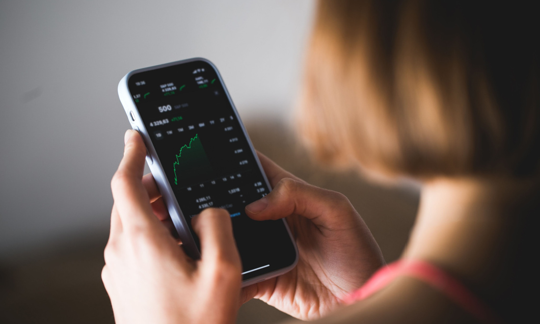 woman investing on her phone