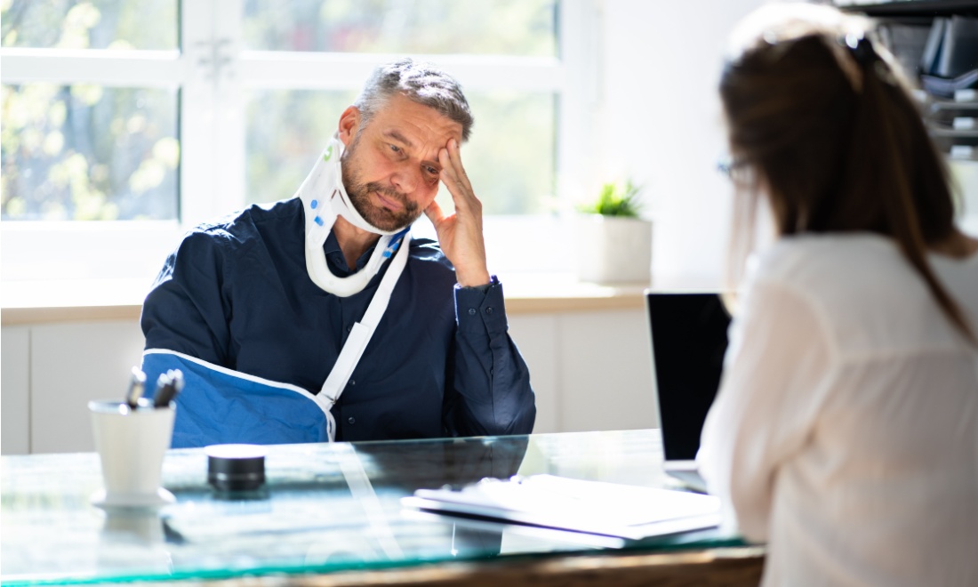 injured man at doctor - How to protect your income when you are not able to work - Kerstin Brunner