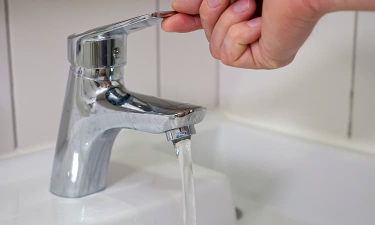 Four Swiss towns complain of weird-smelling yellowish water in taps