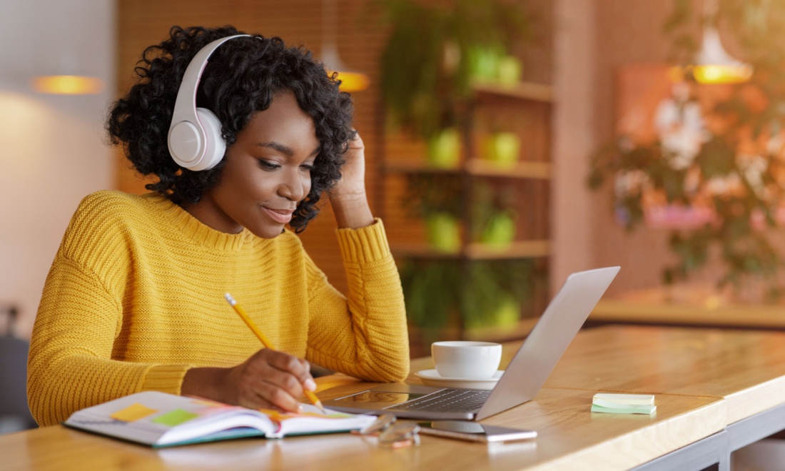woman studying in cafe