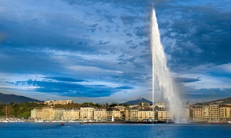 Man rushed to hospital after putting face in Jet d'Eau