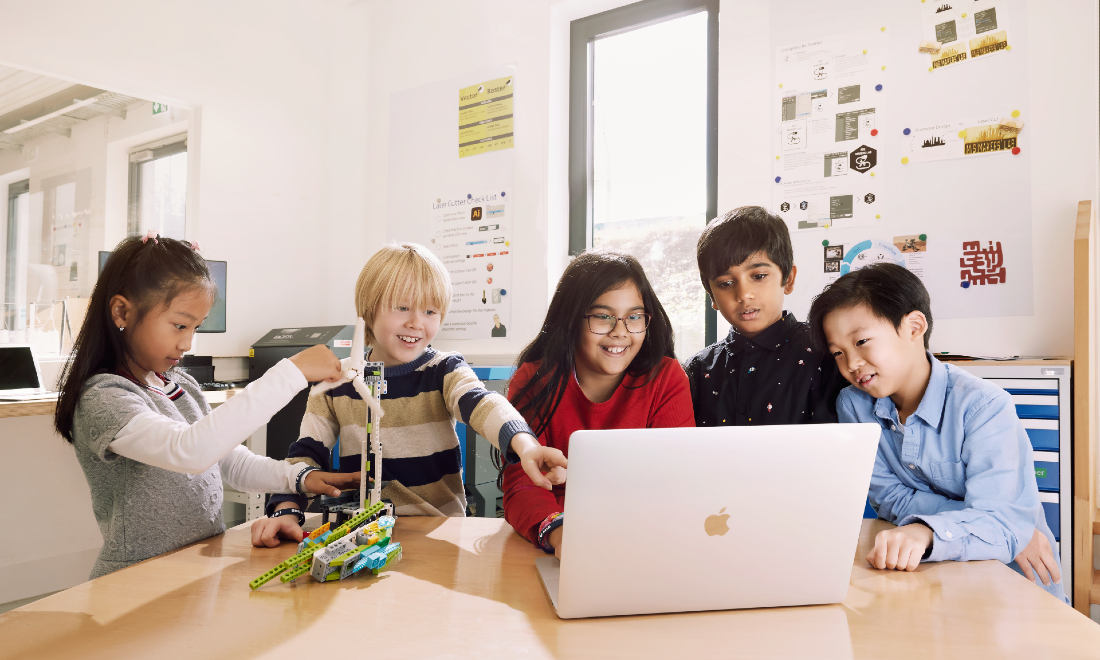kids using laptop school future