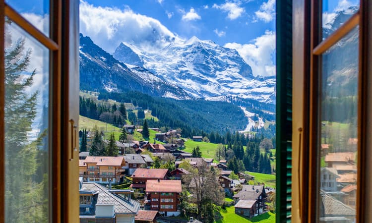 Which parts of Switzerland have the best (and worst) rated hotels?