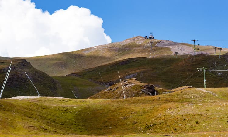 Swiss ski resorts warn of delayed start to the season due to lack of snow