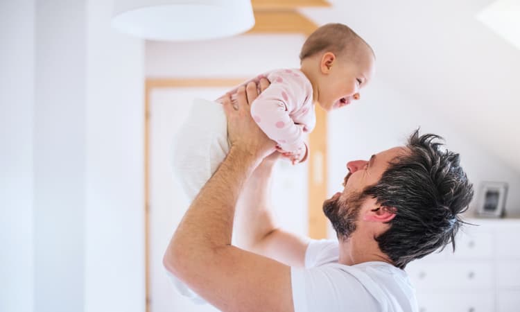 Fribourg to offer 8 weeks of paternity leave to city workers