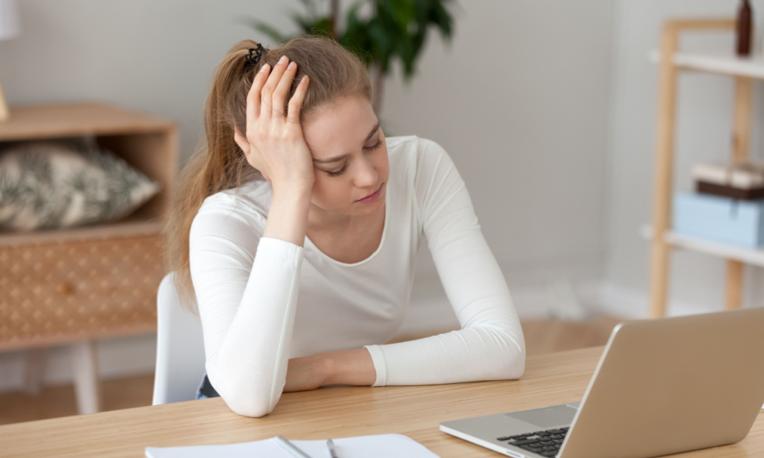 In-mentis stressed girl working