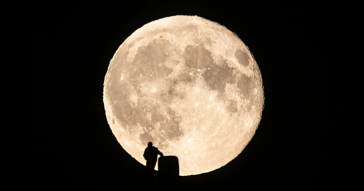 Golden Harvest Moon meets Saturn over the Netherlands on September 26