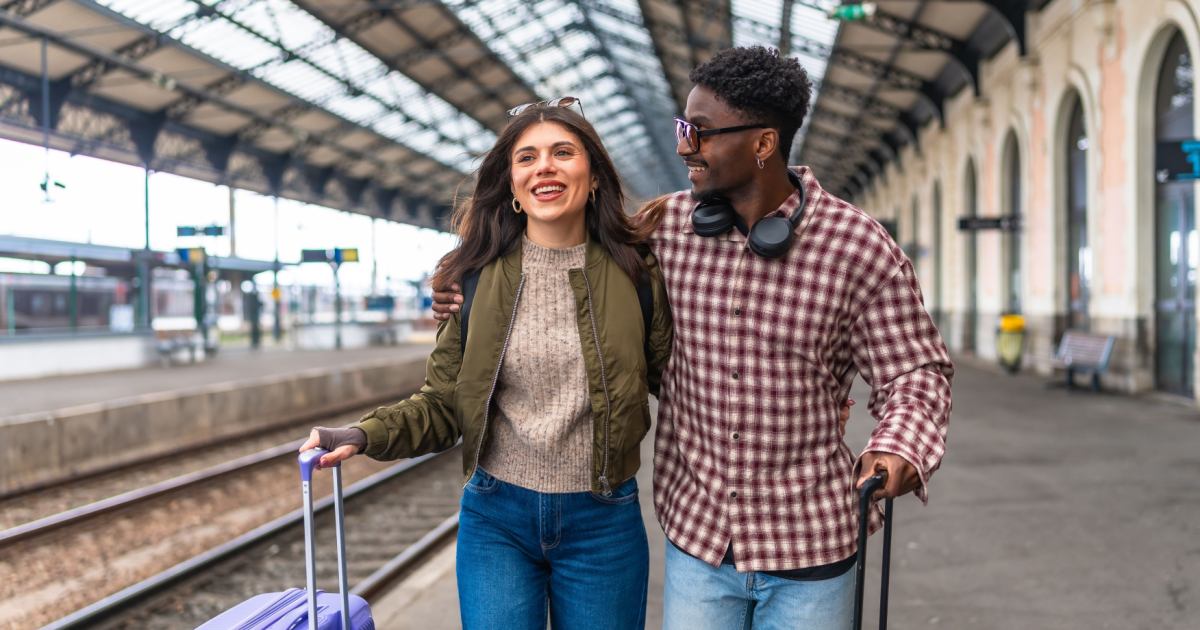 Couple using DiscoverEU