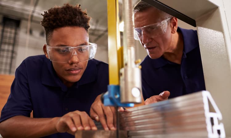 SRF: Swiss companies don't want apprentices to study during placement