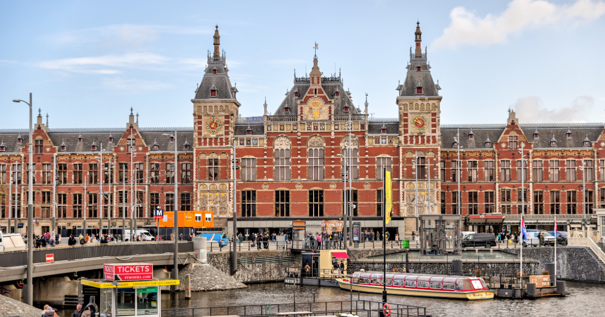 Amsterdam Centraal crowned 3rd-best train station in Europe in 2026