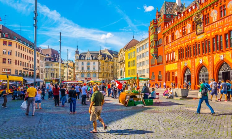 Population of Switzerland reaches 9 million for the first time