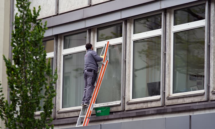 Court overturns plans for minimum wage in Zurich and Winterthur