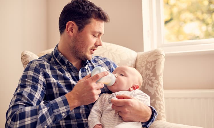 Men refusing Swiss paternity leave over fears of being fired, association claims