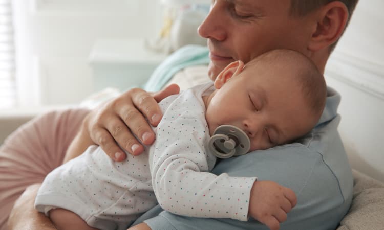 Paternity leave dramatically underused in Zurich, report finds