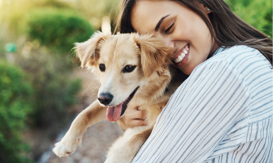 Woman with dog - Getsafe: What to be aware of as a dog owner in Germany