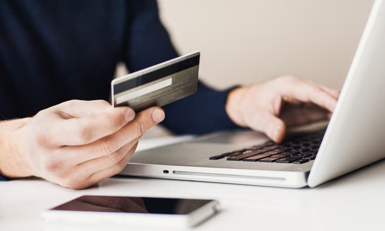 What do people in Switzerland most like to buy on the internet?