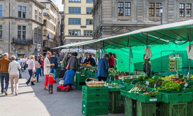 Swiss inflation rate falls dramatically, but salaries can't keep up