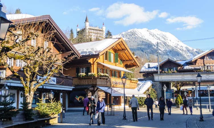 Which Swiss canton has the richest households?
