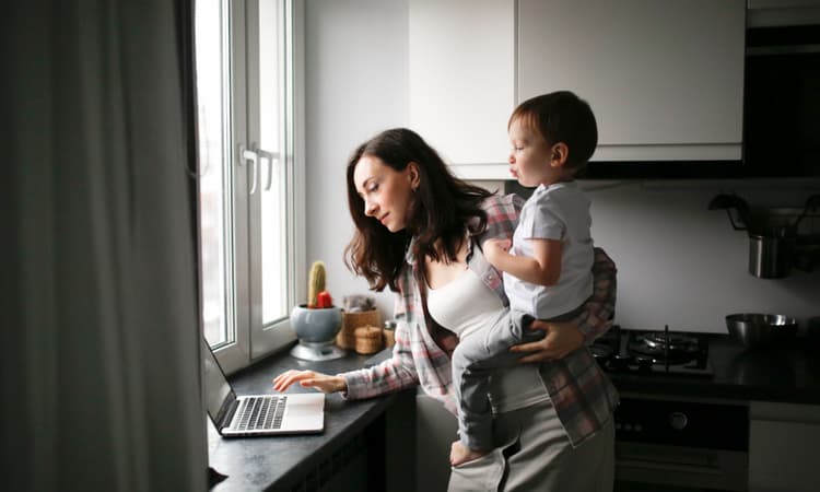 Poll finds people in Switzerland believe fathers should work more than mothers