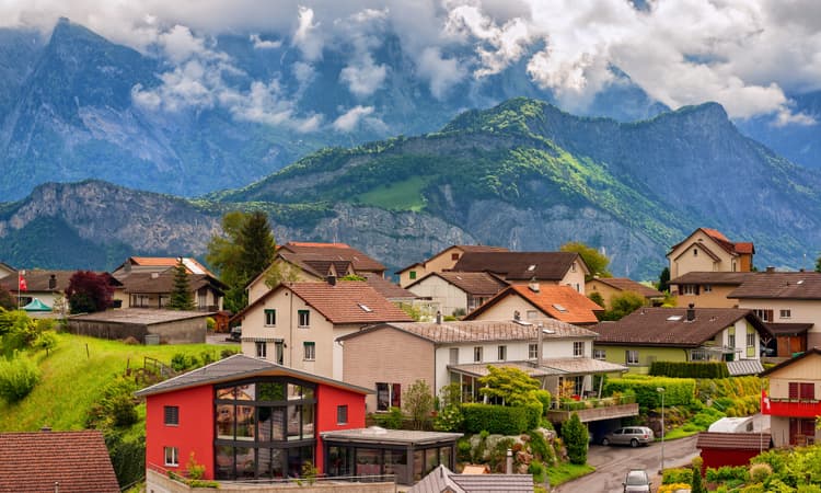 Interest rates on Swiss mortgages drop by almost half in two years