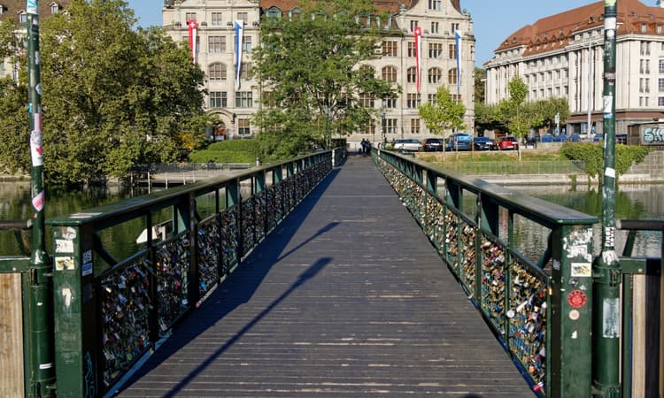 Mühlesteg repairs: Zurich offers couples a chance to reclaim love locks