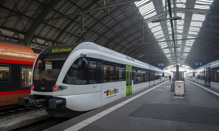 Swiss battery-powered train breaks world distance record