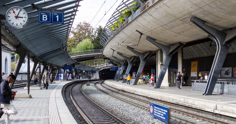 Why are trains at Zurich Stadelhofen so loud?