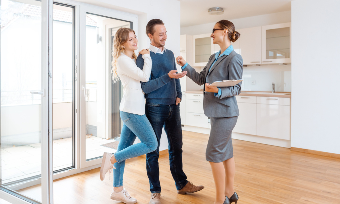 Expat Mortgages couple getting keys from real estate agent