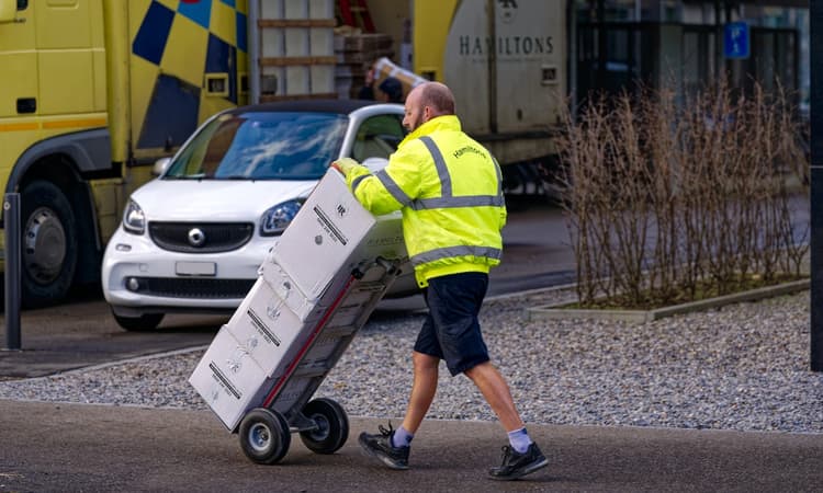 Swiss unions demand 5.000 franc a month minimum wage