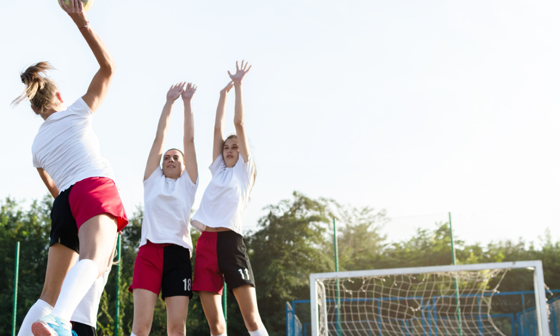 carla van der voort handball girls blocking ball