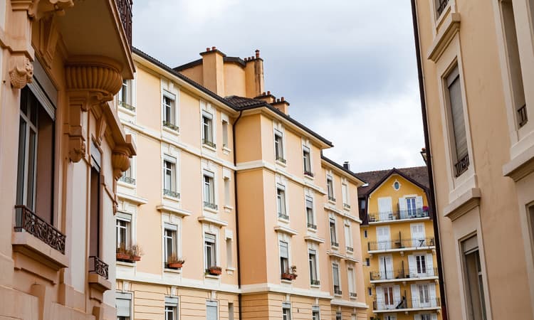Rent costs fall slightly in Switzerland while real estate prices rise