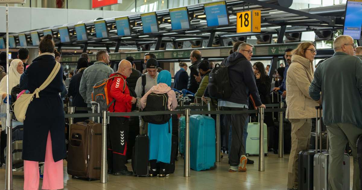 Schiphol expects long queues to continue due to new security setup
