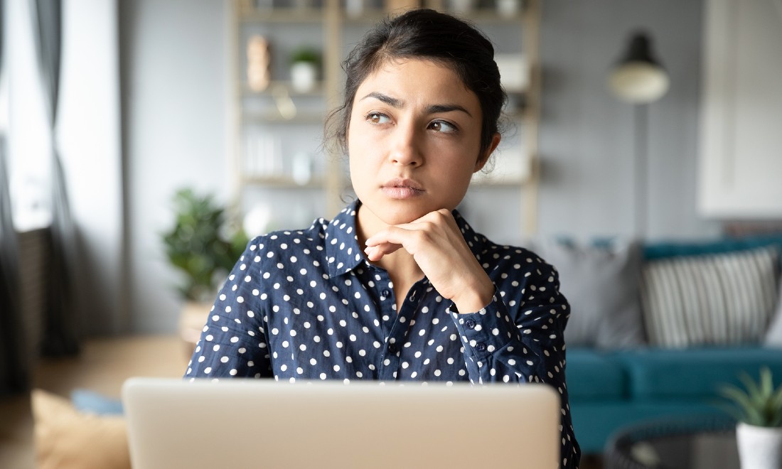 in2motivation woman pensive behind laptop
