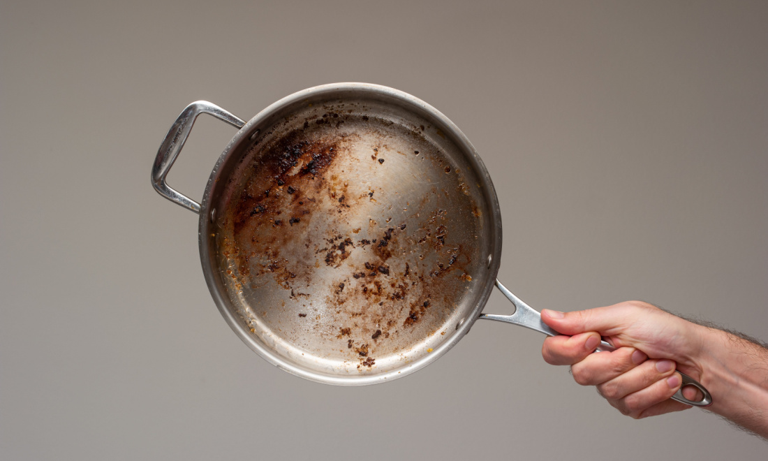 hand holding frying pan