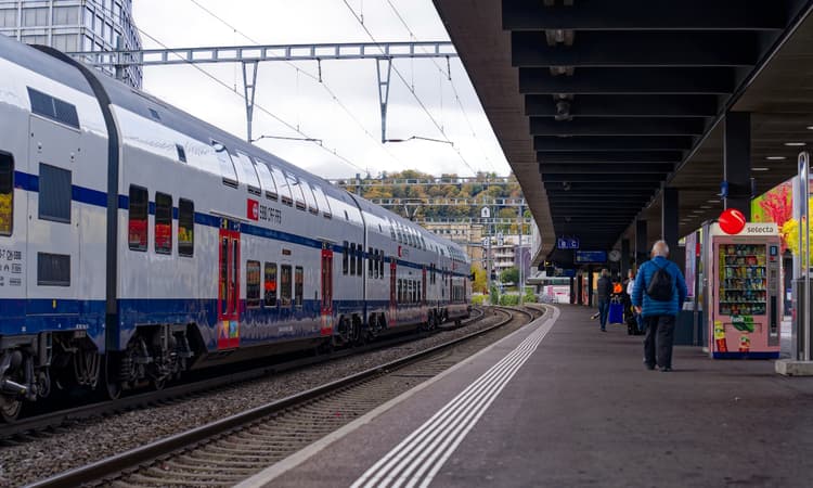 What are the largest towns in Switzerland without a train station?